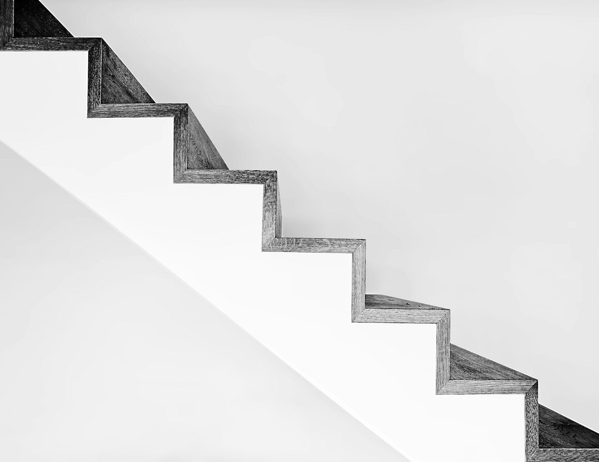 Escalier blanc aux marches de bois, vu de profil