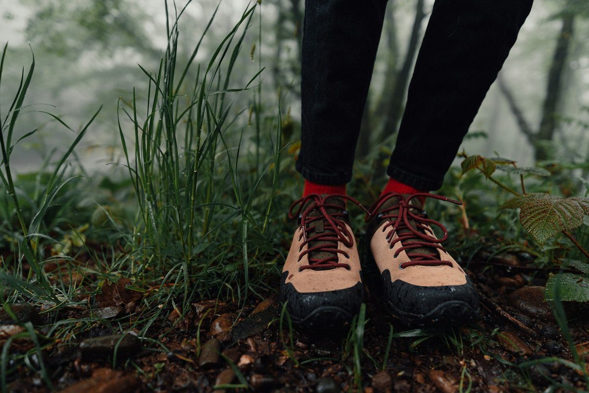 Chaussures de marche à lacets rouges posées dans l'herbe