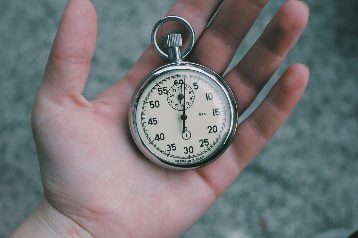 Chronomètre posé dans une main ouverte